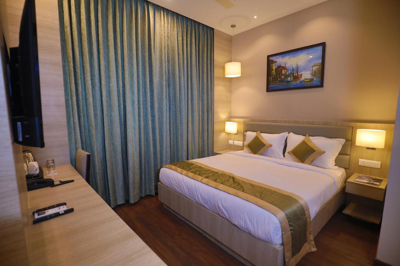Goa Country Club Hotel Gurgaon Buitenkant foto