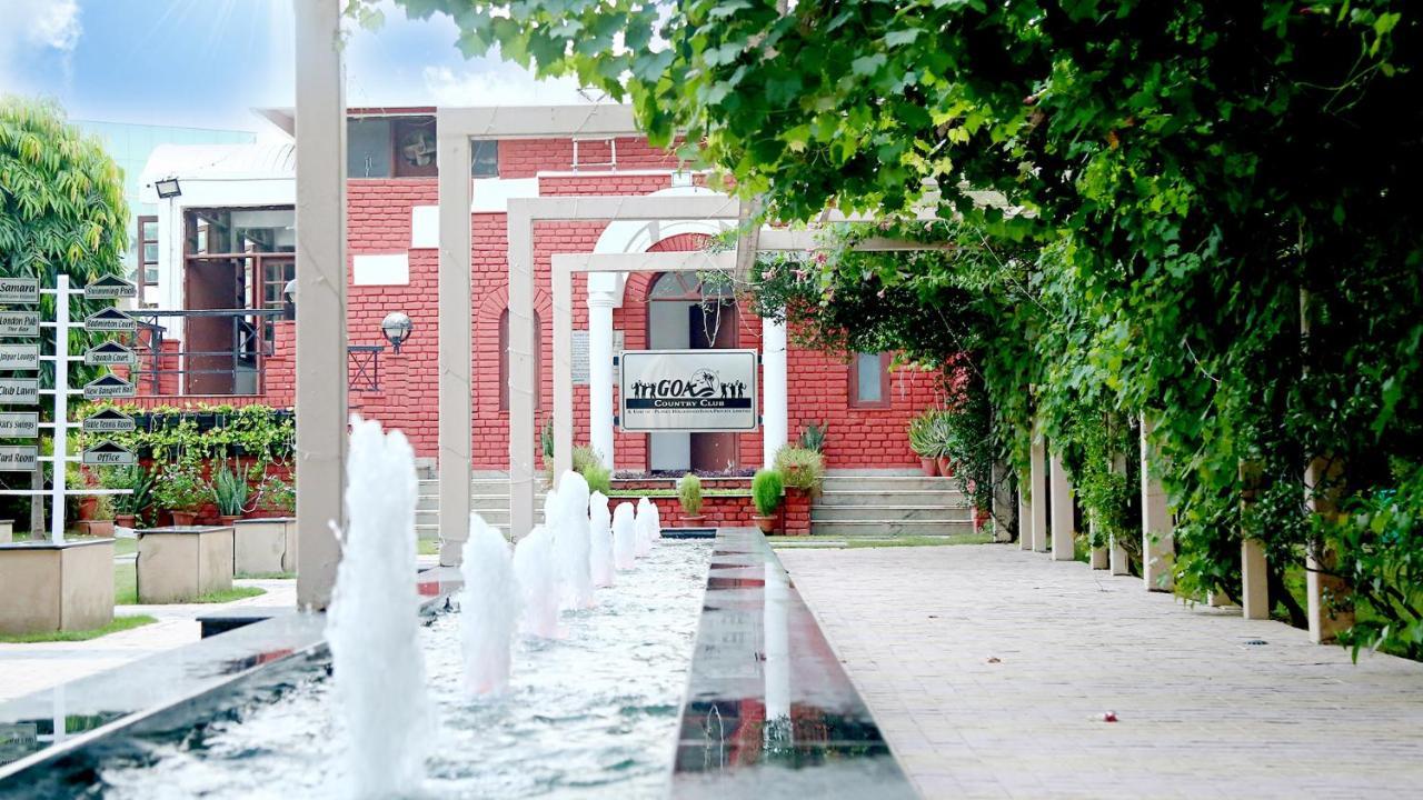 Goa Country Club Hotel Gurgaon Buitenkant foto