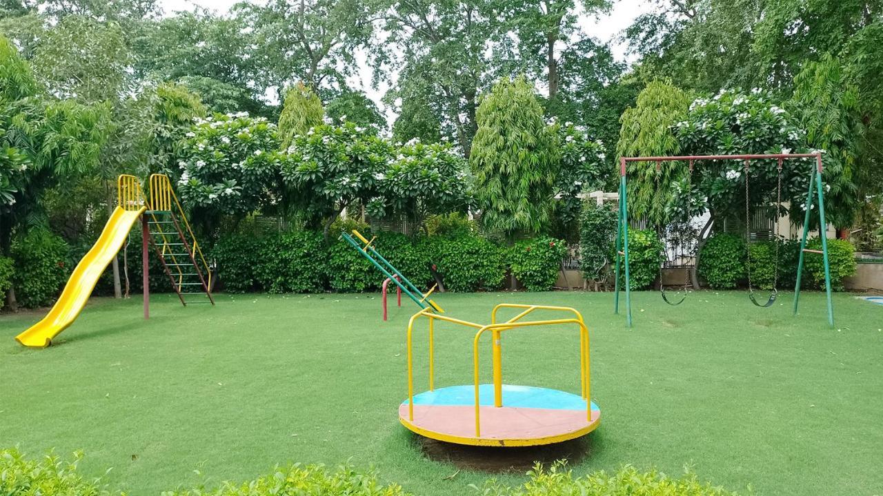 Goa Country Club Hotel Gurgaon Buitenkant foto