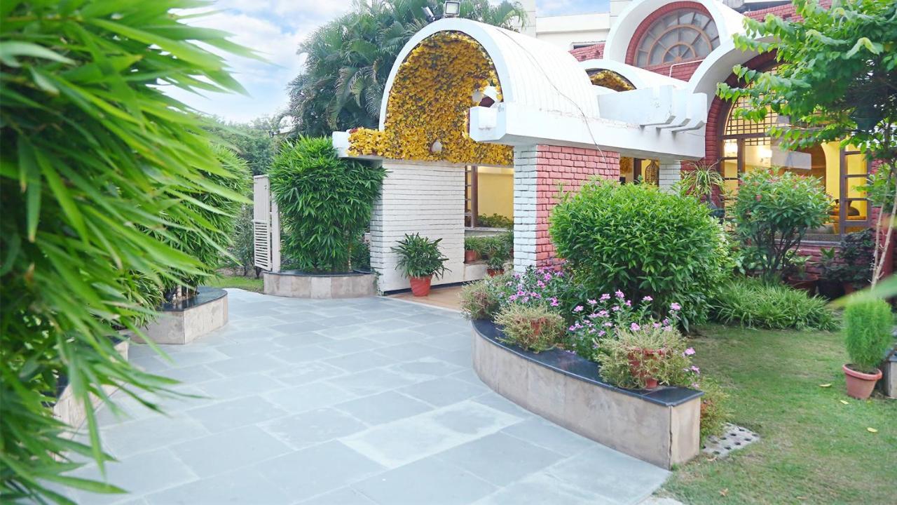 Goa Country Club Hotel Gurgaon Buitenkant foto
