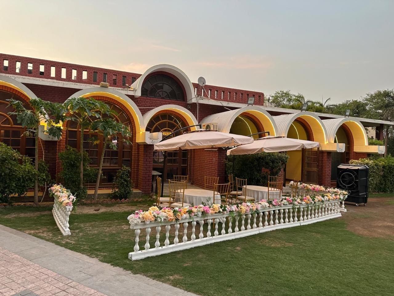 Goa Country Club Hotel Gurgaon Buitenkant foto