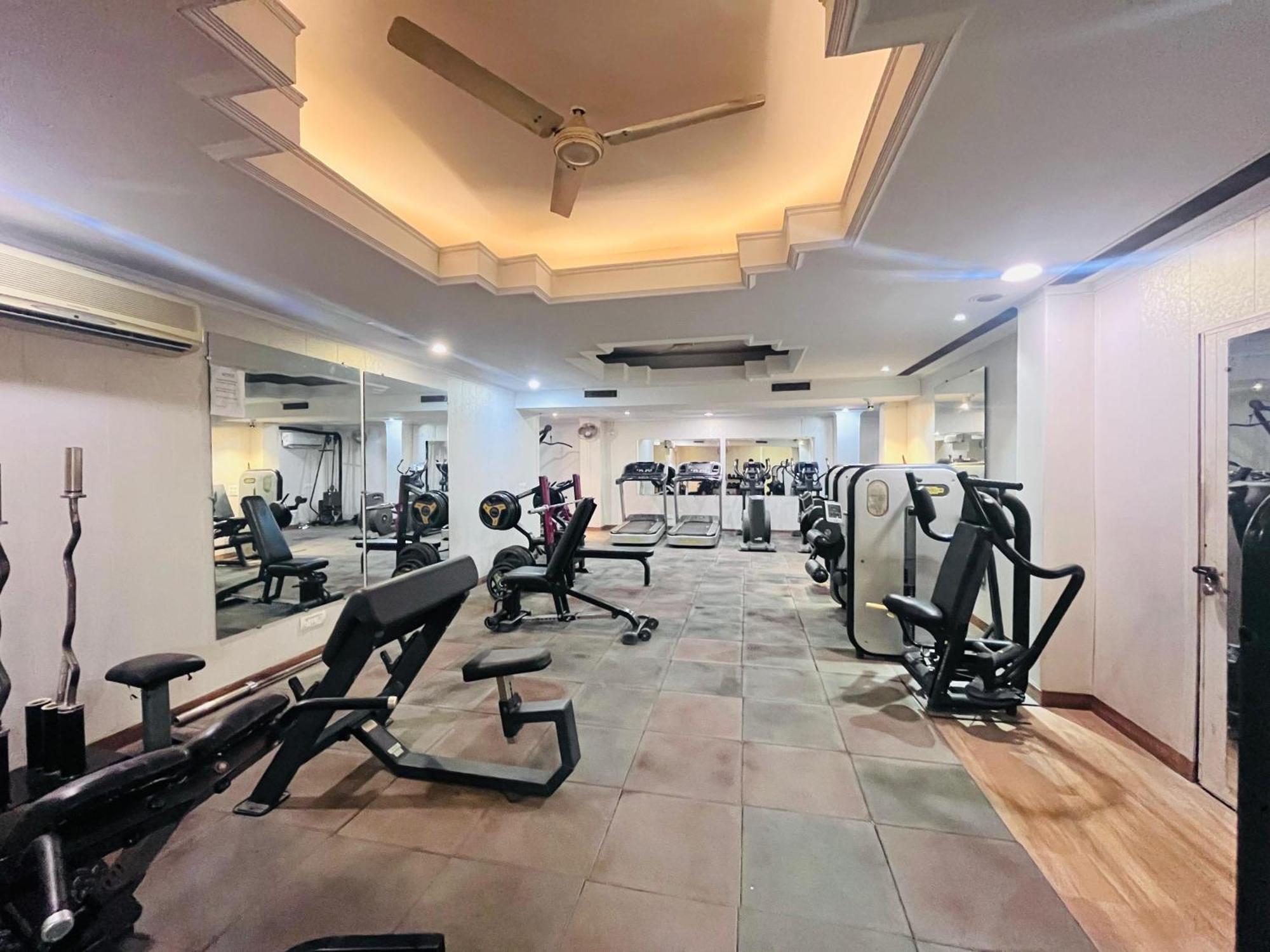 Goa Country Club Hotel Gurgaon Buitenkant foto