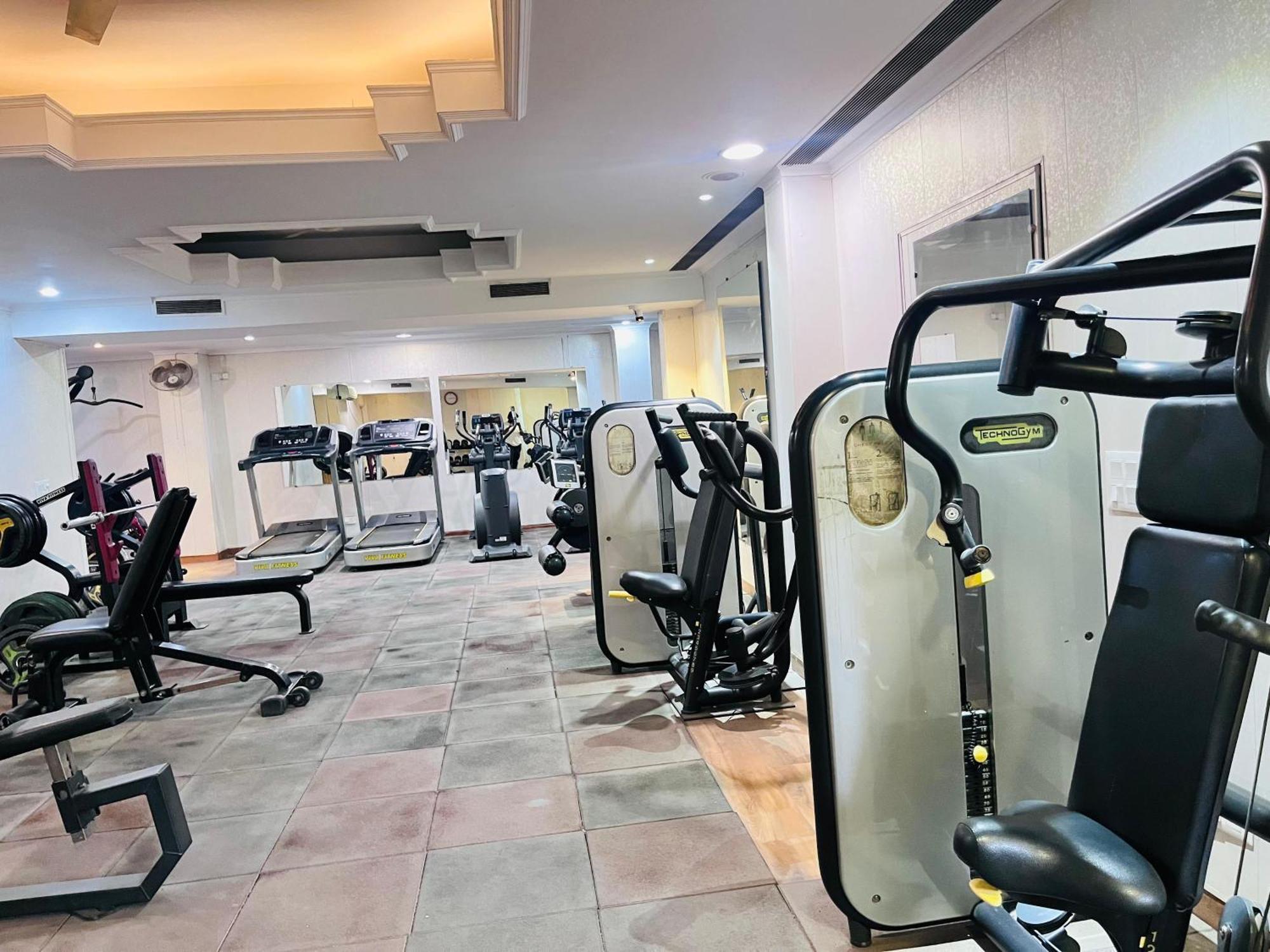 Goa Country Club Hotel Gurgaon Buitenkant foto