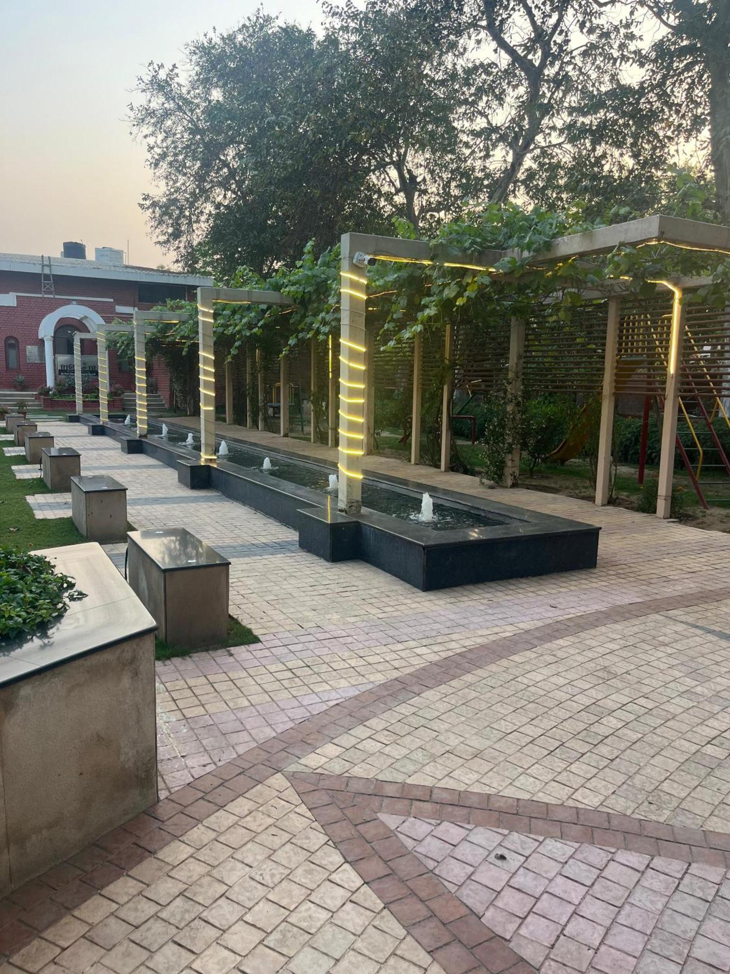 Goa Country Club Hotel Gurgaon Buitenkant foto
